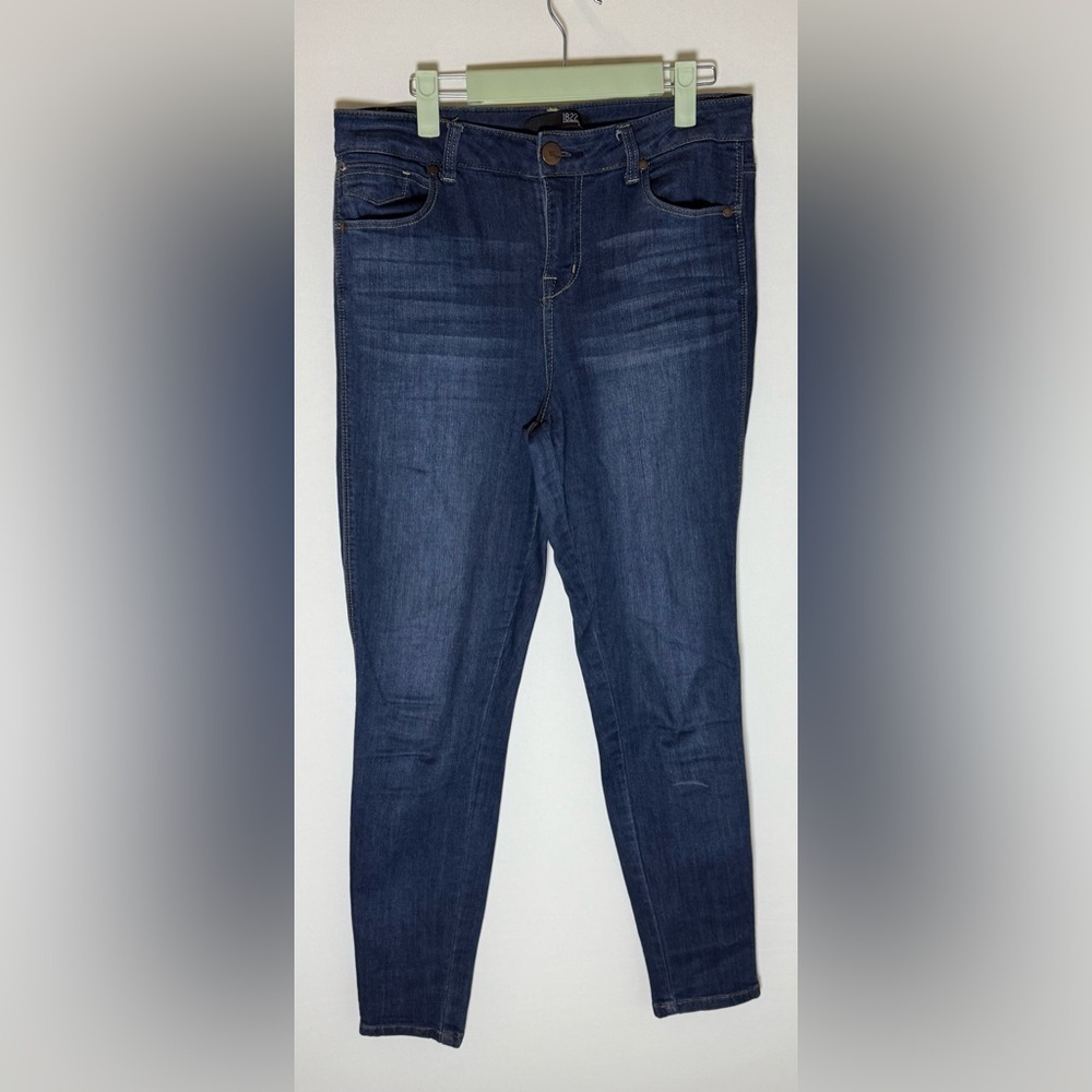 1822 Denim straight leg skinny jeans • Women’s size 8